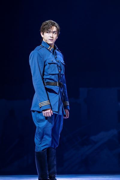 柚希礼音&愛希れいか、それぞれのマタ・ハリ像にアルマンが空への希望を歌う復活曲。進化を遂げた『マタ・ハリ』