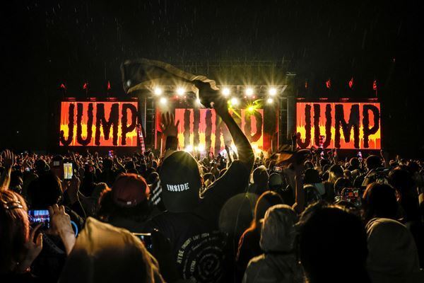 HYDE、大阪・関西万博「和歌山DAY」で熱狂ライブ開催！　「万博でモッシュピットができるライヴは後にも先にもないと思う」【オフィシャルレポート】