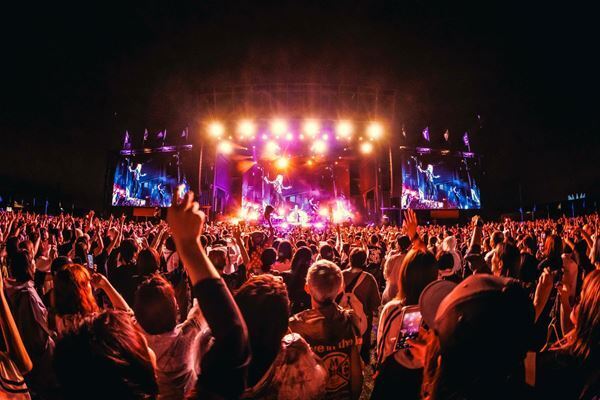 HYDE、大阪・関西万博「和歌山DAY」で熱狂ライブ開催！　「万博でモッシュピットができるライヴは後にも先にもないと思う」【オフィシャルレポート】