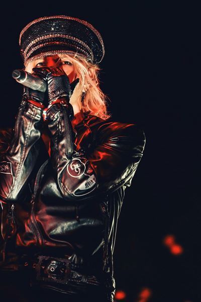 HYDE、大阪・関西万博「和歌山DAY」で熱狂ライブ開催！　「万博でモッシュピットができるライヴは後にも先にもないと思う」【オフィシャルレポート】