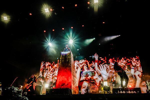 HYDE、大阪・関西万博「和歌山DAY」で熱狂ライブ開催！　「万博でモッシュピットができるライヴは後にも先にもないと思う」【オフィシャルレポート】