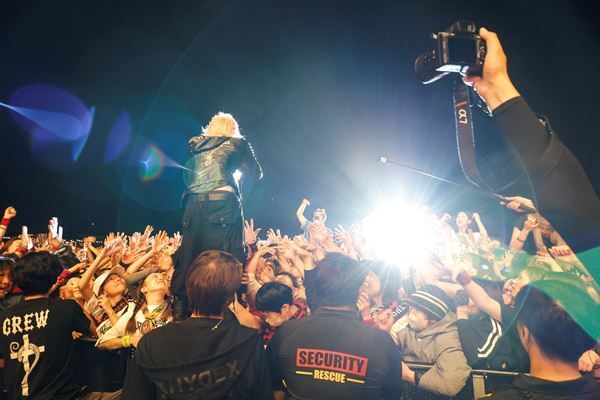 HYDE、大阪・関西万博「和歌山DAY」で熱狂ライブ開催！　「万博でモッシュピットができるライヴは後にも先にもないと思う」【オフィシャルレポート】
