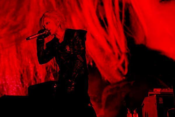 HYDE、大阪・関西万博「和歌山DAY」で熱狂ライブ開催！　「万博でモッシュピットができるライヴは後にも先にもないと思う」【オフィシャルレポート】