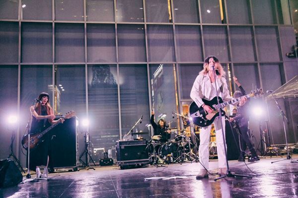 【ライブレポート】a flood of circle『I'M FREE 2025』、雨の歌舞伎町で3,000人を熱狂させた武道館発表の夜「20年前も夢を見てた。今も見てるーー来てくれてありがとう」