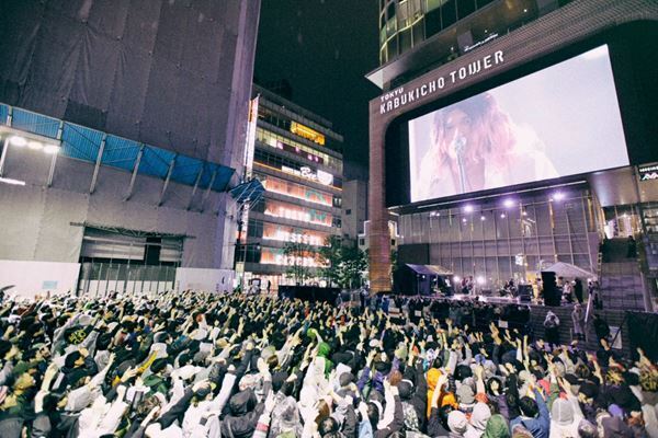 【ライブレポート】a flood of circle『I'M FREE 2025』、雨の歌舞伎町で3,000人を熱狂させた武道館発表の夜「20年前も夢を見てた。今も見てるーー来てくれてありがとう」