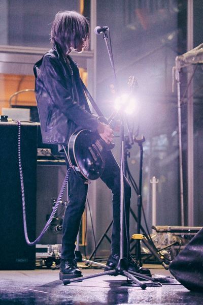 【ライブレポート】a flood of circle『I'M FREE 2025』、雨の歌舞伎町で3,000人を熱狂させた武道館発表の夜「20年前も夢を見てた。今も見てるーー来てくれてありがとう」