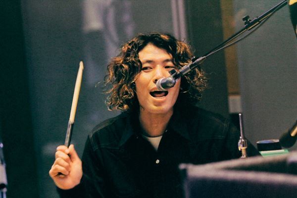 【ライブレポート】a flood of circle『I'M FREE 2025』、雨の歌舞伎町で3,000人を熱狂させた武道館発表の夜「20年前も夢を見てた。今も見てるーー来てくれてありがとう」