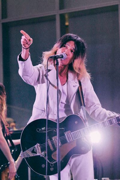 【ライブレポート】a flood of circle『I'M FREE 2025』、雨の歌舞伎町で3,000人を熱狂させた武道館発表の夜「20年前も夢を見てた。今も見てるーー来てくれてありがとう」