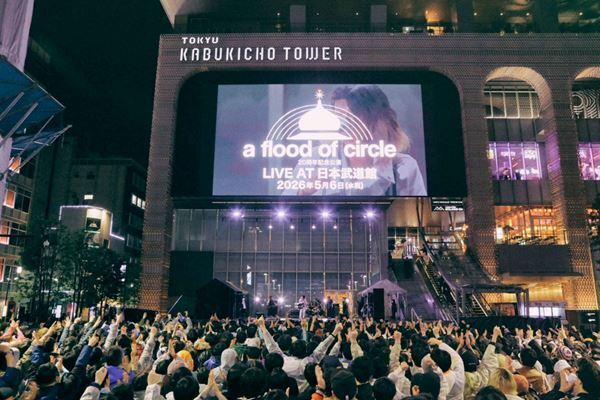 【ライブレポート】a flood of circle『I'M FREE 2025』、雨の歌舞伎町で3,000人を熱狂させた武道館発表の夜「20年前も夢を見てた。今も見てるーー来てくれてありがとう」