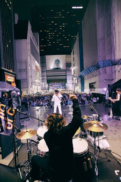 【ライブレポート】a flood of circle『I'M FREE 2025』、雨の歌舞伎町で3,000人を熱狂させた武道館発表の夜「20年前も夢を見てた。今も見てるーー来てくれてありがとう」