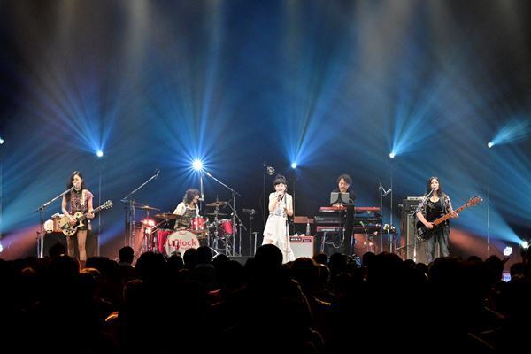 岸谷香、デビュー40周年ツアー完遂　『HERE WE ARE』をフルカバー　恒例企画2デイズ開催を発表【オフィシャルレポート】