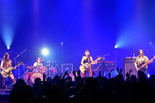 岸谷香、SOLD OUT続出のデビュー40周年ツアー、満員のクラブチッタからスタート。