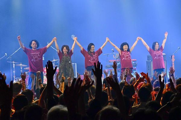 岸谷香、SOLD OUT続出のデビュー40周年ツアー、満員のクラブチッタからスタート。