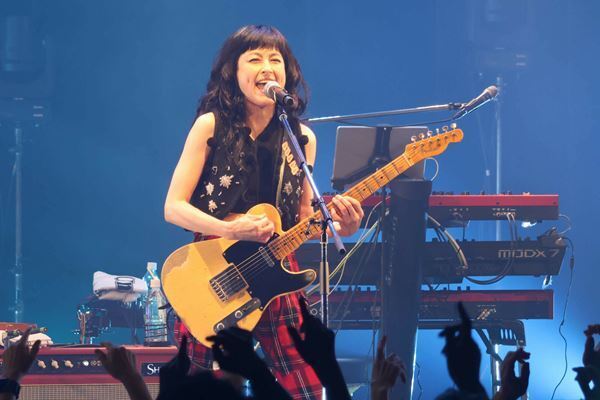 岸谷香、SOLD OUT続出のデビュー40周年ツアー、満員のクラブチッタからスタート。