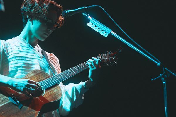 森 大翔2MANライブ『響演』　崎山蒼志を迎えた『響演』は個性が光るガチな弾き語りツーマンだった