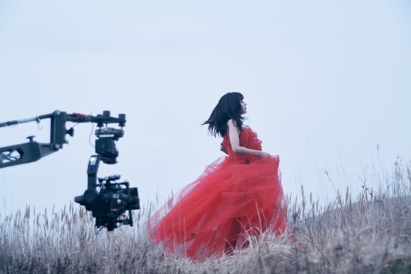 満島ひかり、ニュー・シングル「LOST CHILD」リリース　友人家族がかつて住んでいた海と山の大自然に囲まれた廃屋で撮影されたMV公開　満島ひかりからコメント到着