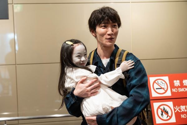 渡辺翔太がお化け役の子役にメロメロ『事故物件ゾク 恐い間取り』メイキング写真公開