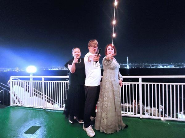 名作あるあるに拍手喝采の嵐！ レイザーラモンRG、50歳記念企画第1弾「マリーンルージュであるあるクルーズ」出航