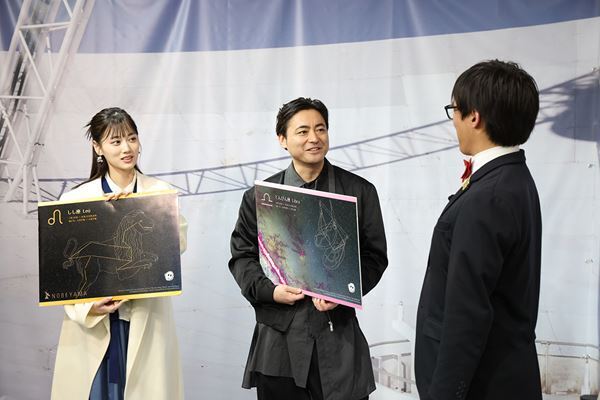 山田孝之と山下美月が劇場版『名探偵コナン』最新作の舞台・長野県を巡礼　日本最大級のパラボラアンテナに大興奮