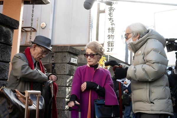 山田洋次＆倍賞千恵子の熱いハグ、木村拓哉の運転も 『TOKYOタクシー』撮影現場レポート到着