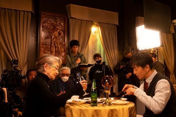 山田洋次＆倍賞千恵子の熱いハグ、木村拓哉の運転も 『TOKYOタクシー』撮影現場レポート到着