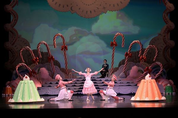 ついに開幕！ タケットの振付が夢の世界を実現 新国立劇場バレエ団『くるみ割り人形』新制作開幕レポート