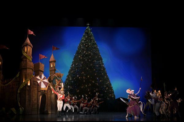 ついに開幕！ タケットの振付が夢の世界を実現 新国立劇場バレエ団『くるみ割り人形』新制作開幕レポート