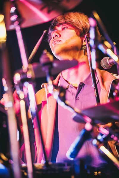 10代スリーピースバンド・ココラシカ、初ワンマン『三原色』で見せた類まれなるセンスと音楽愛　メジャーデビュー決定の発表も！【オフィシャルレポート】