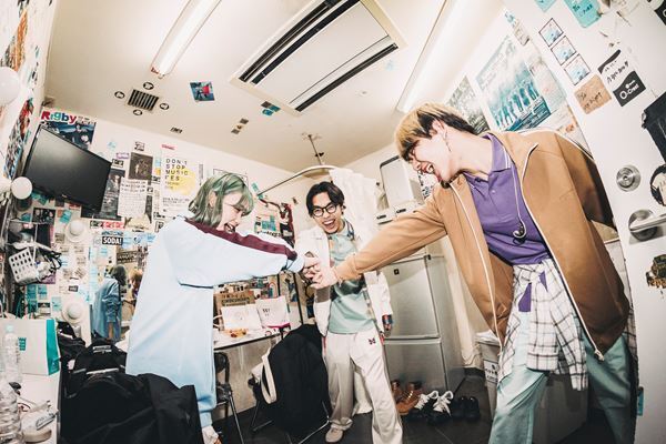 10代スリーピースバンド・ココラシカ、初ワンマン『三原色』で見せた類まれなるセンスと音楽愛　メジャーデビュー決定の発表も！【オフィシャルレポート】