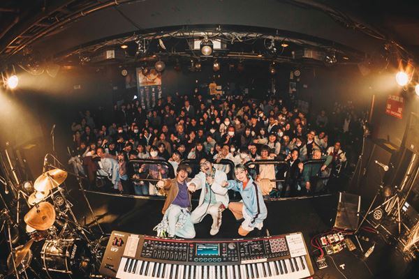 10代スリーピースバンド・ココラシカ、初ワンマン『三原色』で見せた類まれなるセンスと音楽愛　メジャーデビュー決定の発表も！【オフィシャルレポート】