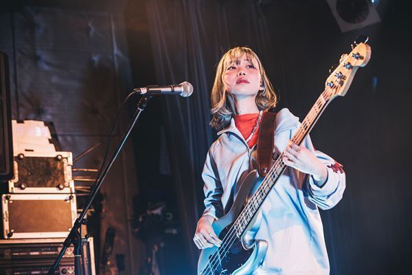 10代スリーピースバンド・ココラシカ、初ワンマン『三原色』で見せた類まれなるセンスと音楽愛　メジャーデビュー決定の発表も！【オフィシャルレポート】