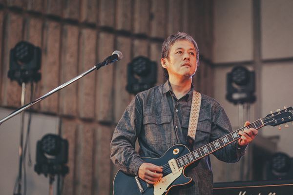 〝なんなんだろう、このバンド〟猛暑の日比谷野音で魅せた、GRAPEVINEの鉄壁ライブ【ライブレポート】