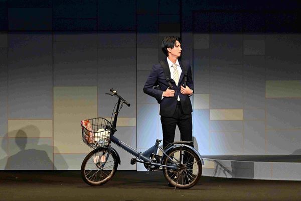 髙地優吾主演、舞台『ある日、ある時、ない男。』開幕　舞台写真＆コメントが到着