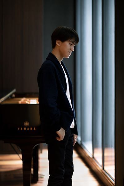 ショパンを愛する牛田智大が、ワルシャワの名門オケと共演