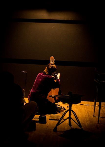 歌とギターは物語を連れて──KIRINJI、小山田壮平、柴田聡子、MIZが弾き語りで共演した晩夏の一夜【オフィシャルレポート】