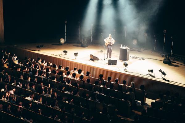 歌とギターは物語を連れて──KIRINJI、小山田壮平、柴田聡子、MIZが弾き語りで共演した晩夏の一夜【オフィシャルレポート】