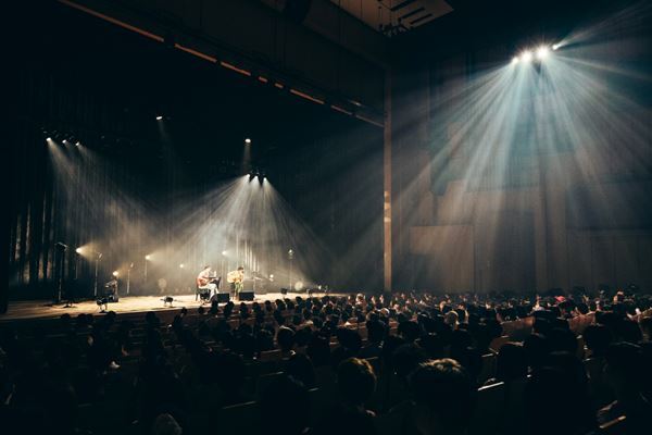 歌とギターは物語を連れて──KIRINJI、小山田壮平、柴田聡子、MIZが弾き語りで共演した晩夏の一夜【オフィシャルレポート】