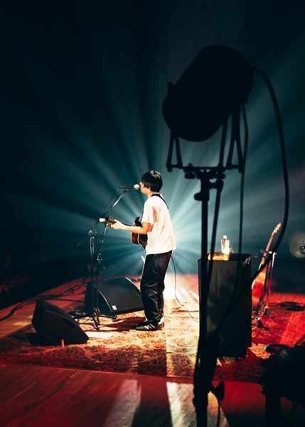 歌とギターは物語を連れて──KIRINJI、小山田壮平、柴田聡子、MIZが弾き語りで共演した晩夏の一夜【オフィシャルレポート】