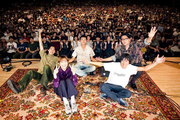 歌とギターは物語を連れて──KIRINJI、小山田壮平、柴田聡子、MIZが弾き語りで共演した晩夏の一夜【オフィシャルレポート】