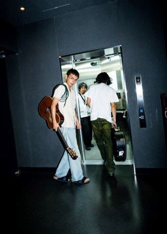 歌とギターは物語を連れて──KIRINJI、小山田壮平、柴田聡子、MIZが弾き語りで共演した晩夏の一夜【オフィシャルレポート】