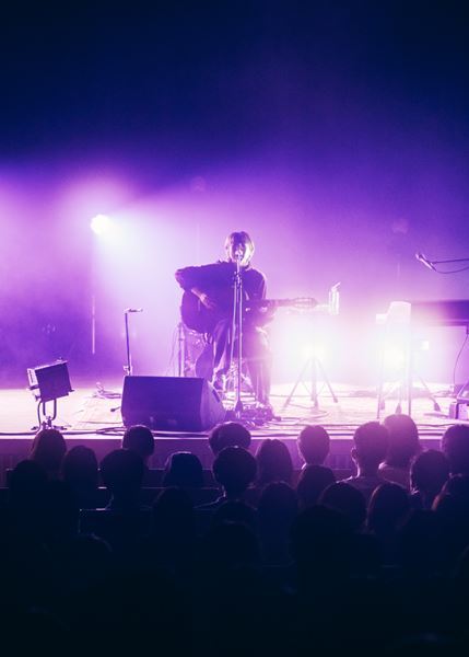 歌とギターは物語を連れて──KIRINJI、小山田壮平、柴田聡子、MIZが弾き語りで共演した晩夏の一夜【オフィシャルレポート】