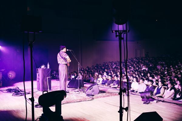 歌とギターは物語を連れて──KIRINJI、小山田壮平、柴田聡子、MIZが弾き語りで共演した晩夏の一夜【オフィシャルレポート】