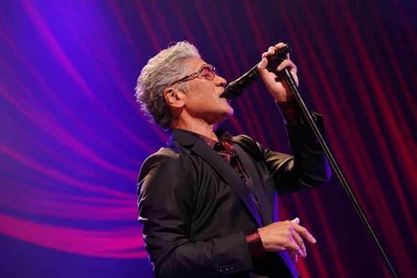 吉川晃司、還暦の誕生日ライブ開催　うじきつよし、大澤誉志幸、山下久美子らが駆けつけたスペシャルライブ【オフィシャルレポート】