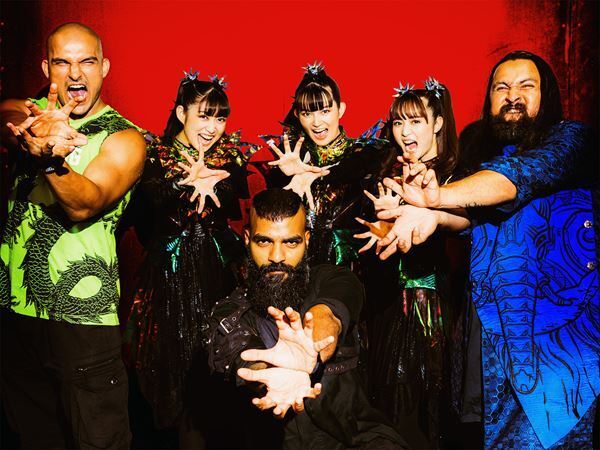 BABYMETAL、4thアルバム『METAL FORTH』収録の先行シングル「Kon! Kon! feat. Bloodywood」MV到着