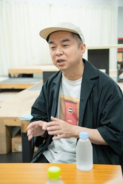 「はぐらかす」コミュニケーションが関係性を描き出す。iaku『はぐらかしたり、もてなしたり』横山拓也×瓜生和成×竹田モモコインタビュー