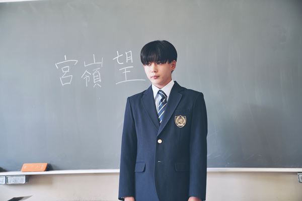 先輩・長尾謙杜と共演『恋に至る病』学級委員を演じる真弓孟之（AmBitious）の場面写真公開