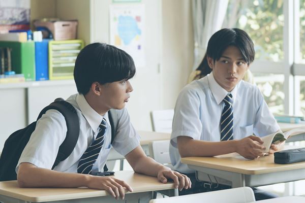 先輩・長尾謙杜と共演『恋に至る病』学級委員を演じる真弓孟之（AmBitious）の場面写真公開