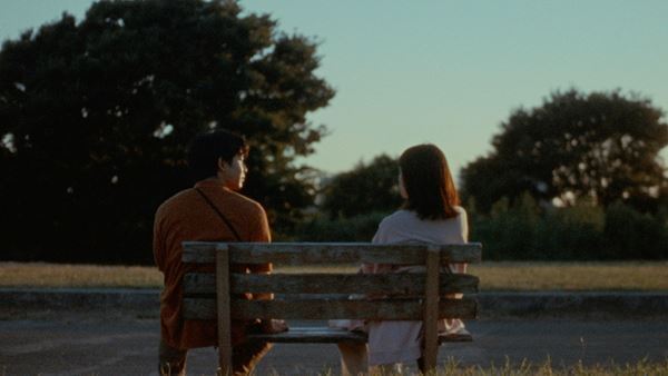 映画『アット・ザ・ベンチ』聖地となった"あのベンチ"で屋外上映イベントが開催決定