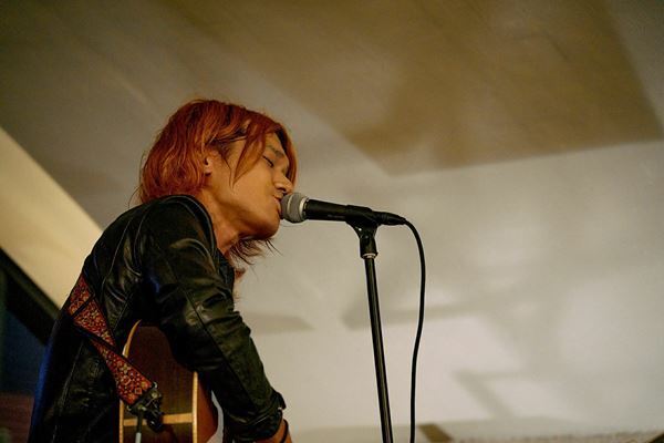 a flood of circle佐々木亮介、日比谷OKUROJIストリートライブオフィシャルレポ　新曲からカバーまでも含む全19曲を披露