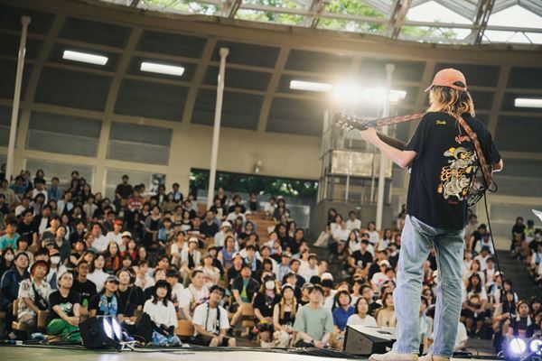 『佐々木亮介のひとさらい 2025』上野恩賜公園野外ステージ「何でこんな弾き語りでワンマンライブをしてるかって言うと……空いてたんですよ、ここが」